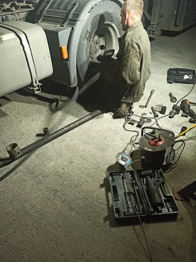 TIR 24h GALEm Rzeszów mobilny serwis warsztat Mechanika Truck opony wulkanizacja ciężarowe serwis pomoc Niebylec Wyzne Nisko